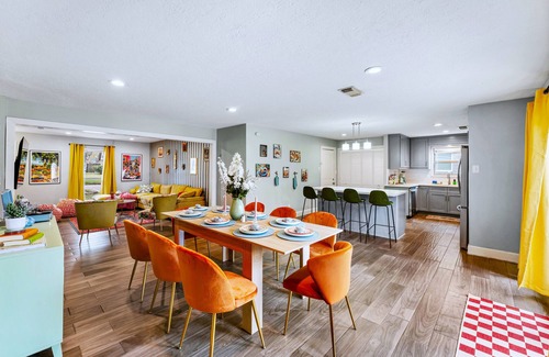 Westbury House | Friends-Themed 4BD + Pingpong & Outdoor Theater