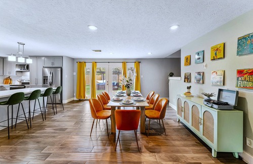 Westbury House | Friends-Themed 4BD + Pingpong & Outdoor Theater