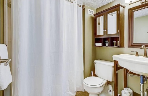Gayborhood Apartment | Frontdesk | 1 BR Loft Apt Near Center City