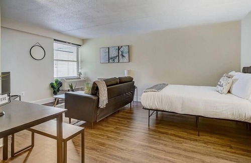 Gayborhood Apartment | Frontdesk | Bright Studio in Midtown