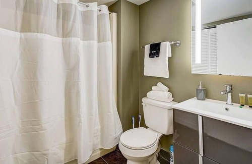 Gayborhood Apartment | Frontdesk | Bright Studio in Midtown