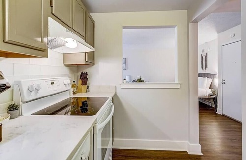 Gayborhood Apartment | Frontdesk | Bright Studio in Midtown