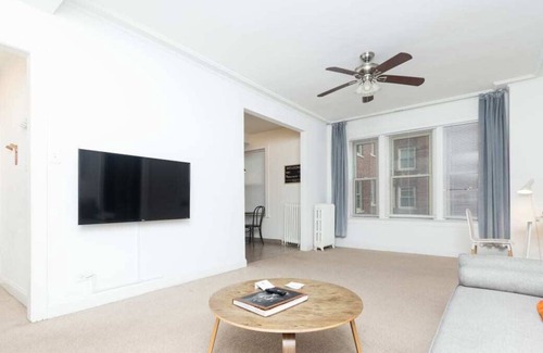 East Hyde Park Apartment | Frontdesk | Open 1 BR Apt by Black History Museum