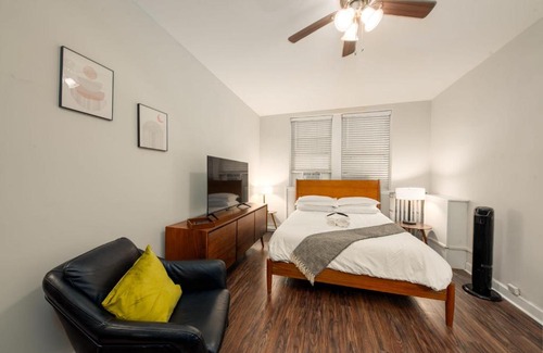 Hyde Park Apartment | FRONTDESK Relaxing Studio Apt near Jackson Park