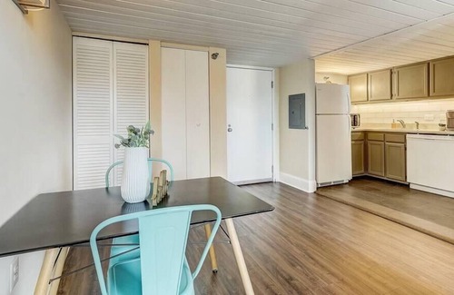 Gayborhood Apartment | Frontdesk | Spacious 1 BR in Midtown