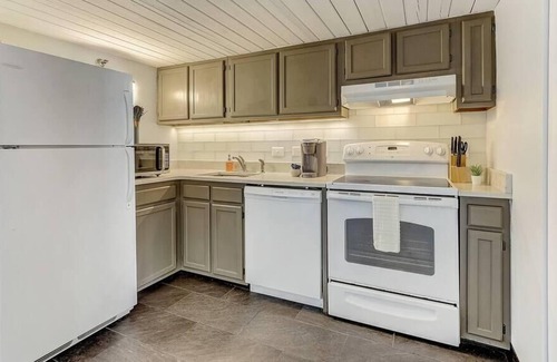 Gayborhood Apartment | Frontdesk | Spacious 1 BR in Midtown