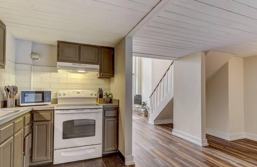 Gayborhood Apartment | Frontdesk | Stylish 1 BR in Washington Square