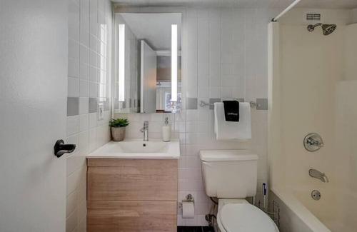 Gayborhood Apartment | Frontdesk | Sunny 1 BR in Washington Square West