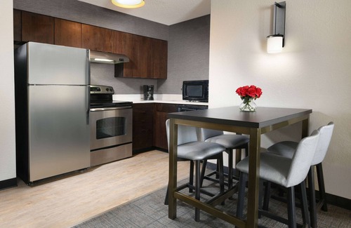 Richardson Resort | Frontiers of Flight Museum Tour! Private Kitchen! FREE Parking & FREE Breakfast!