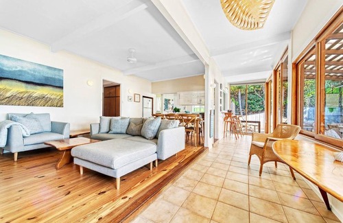 Byron Bay House | Fuller Holidays - Belongil Beachside Cottage