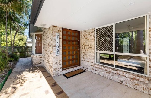 Mudjimba House | Fully Equipped Luxe Retreat, Pool, Pet Friendly, AirCon