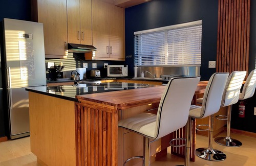 De Kelders Apartment | Fully equipped self-catering apartment steps away from ocean.