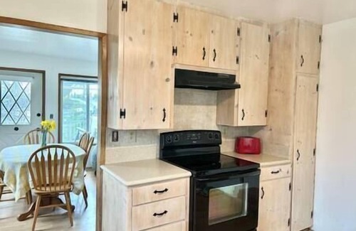 Walla Walla House | Fully Fenced Backyard, Fire Pit, BBQ, Sunset Views, Family & Pet Friendly! Fenced Back Yard
