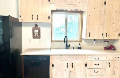 Walla Walla House | Fully Fenced Backyard, Fire Pit, BBQ, Sunset Views, Family & Pet Friendly! Fenced Back Yard