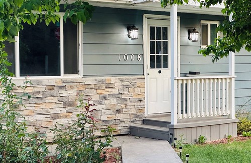 Walla Walla House | Fully Fenced Backyard, Fire Pit, BBQ, Sunset Views, Family & Pet Friendly! Fenced Back Yard