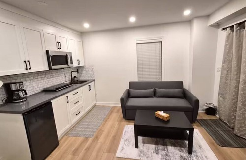 Churchill Meadows House | Fully furnished 1-bedroom suite Ground level unit, detached home with patio door