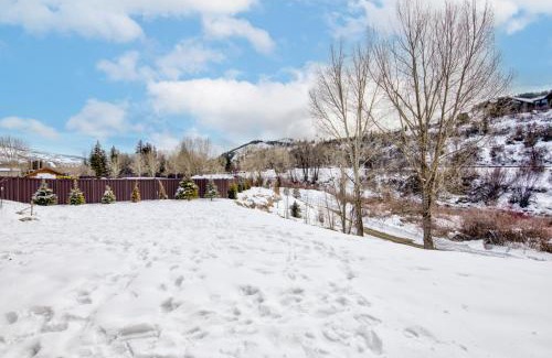 Avon House | Fully Remodeled Condo Close to Lifts and Bus Stops