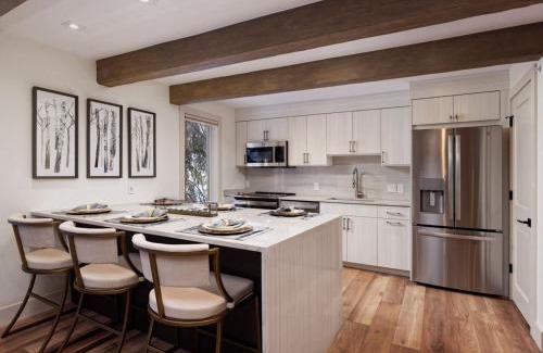 Aspen House | Fully Renovated 2 BR on River with Pool - Walk to Town!