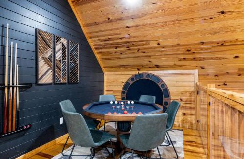 Broken Bow House | FUN Cabin: Tetherball, Spa, Pool Tables, Games!