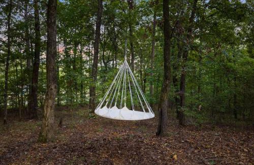 Broken Bow House | FUN Cabin: Tetherball, Spa, Pool Tables, Games!