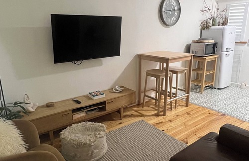 Glenelg East Apartment | Funky beach unit in heart of Glenelg.