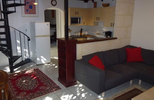 South Fremantle Apartment | Funky large one bed apartment with balcony and great outdoor dinning