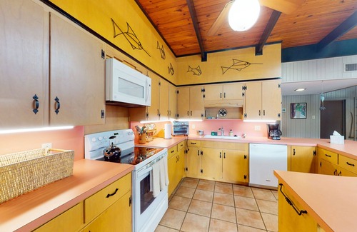 McQueeney House | Funshine | Riverfront house in Mc Queeney with guest house, river views, grill