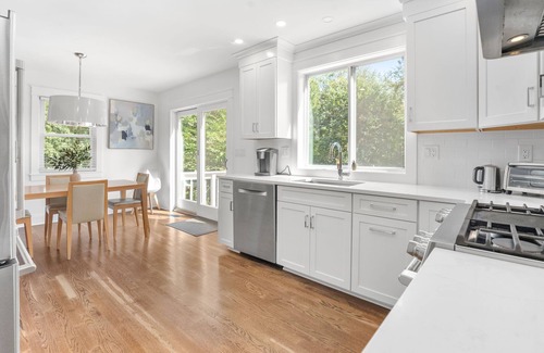 Stamford House | Furnished 4BR Home w/ Yard – Springdale Stamford