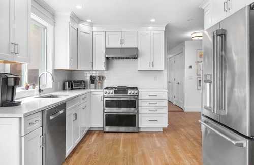 Stamford House | Furnished 4BR Home w/ Yard – Springdale Stamford