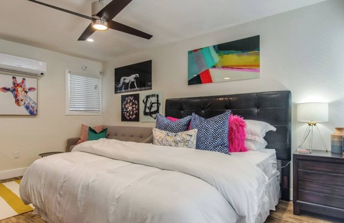 East Village Apartment | Furnished Studio APT | Downtown Long Beach | King Bed | WiFi | Extended Stay