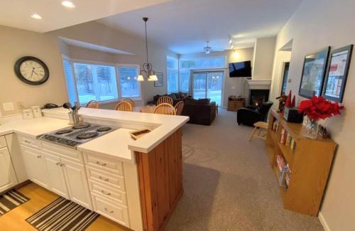 Bretton Woods Apartment | FV50 Pet friendly single level home in Bretton Woods walk to golf course and Mt Washington Hotel