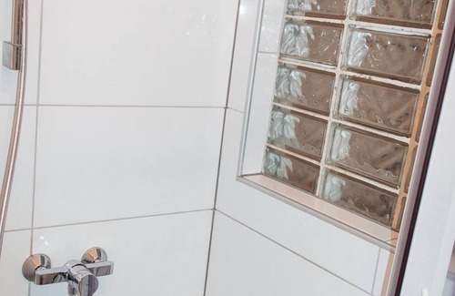 Notsch Apartment | Gästehaus Mikosch - Dreibettzimmer, Dusche, WC, Nichtraucher