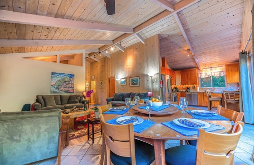 Sebastopol House | G's RiverView~Laid Back,Cozy Cabin!River Views! Near Golf! WiFi/Open Concept