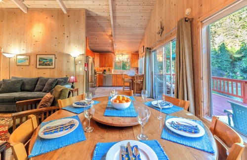 Sebastopol House | G's RiverView~Laid Back,Cozy Cabin!River Views! Near Golf! WiFi/Open Concept