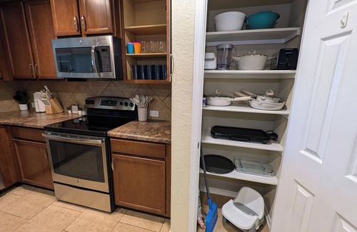 San Antonio House | Game Night Inn- King Beds- Hot tub- 8 miles to SeaWorld/Lackland AFB