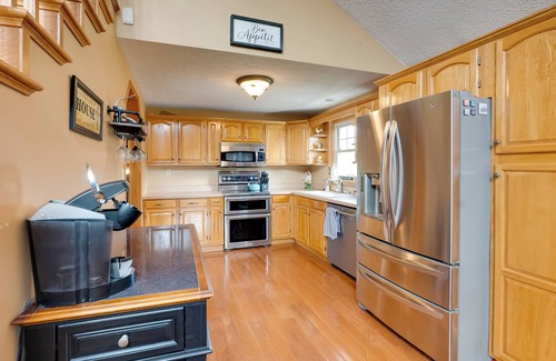 Hallsville House | Game Room & On-Site Pond: Laurelville Retreat!