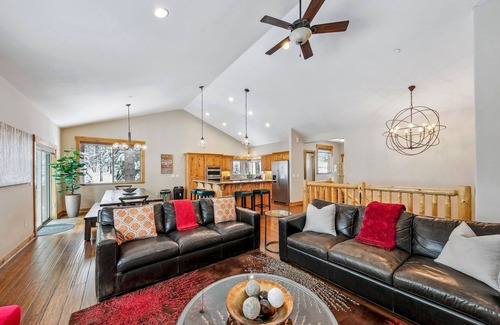 Pioneer Trail Cabin | Game Room w/Pool Table, Hot Tub, Pet Friendly, Near Lake+Heavenly, 12Guests+Kids Less than 6yrs