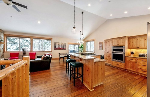 Pioneer Trail Cabin | Game Room w/Pool Table, Hot Tub, Pet Friendly, Near Lake+Heavenly, 12Guests+Kids Less than 6yrs