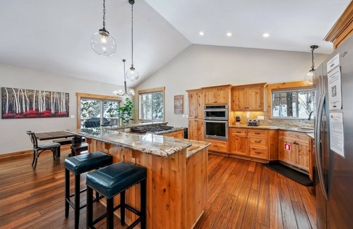 Pioneer Trail Cabin | Game Room w/Pool Table, Hot Tub, Pet Friendly, Near Lake+Heavenly, 12Guests+Kids Less than 6yrs