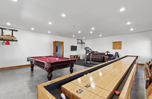Amsterdam Other | Gameroom, Sauna, Cold Plunge, B-ball, Pizza Oven, & Campfire.