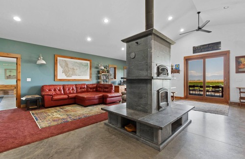 Amsterdam Other | Gameroom, Sauna, Cold Plunge, B-ball, Pizza Oven, & Campfire.