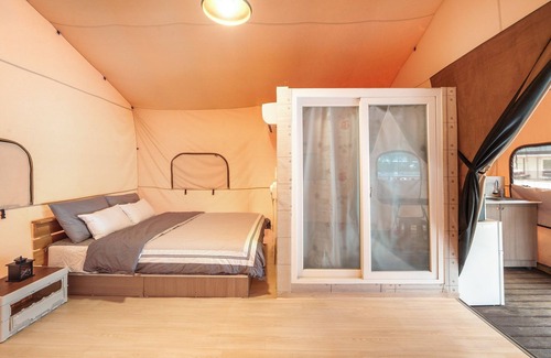 Buk House | Gapyeong Sanchaek Glamping Pension