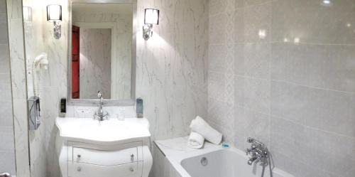 Cavalcaselle Hotel | Gardaland Adventure Hotel