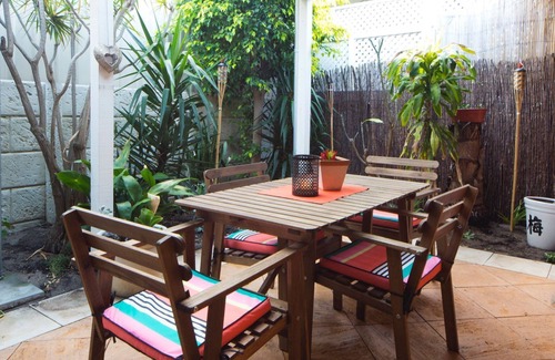 Scarborough Apartment | Garden Apartment @ Scarborough Beach - FREE Parking & WiFi