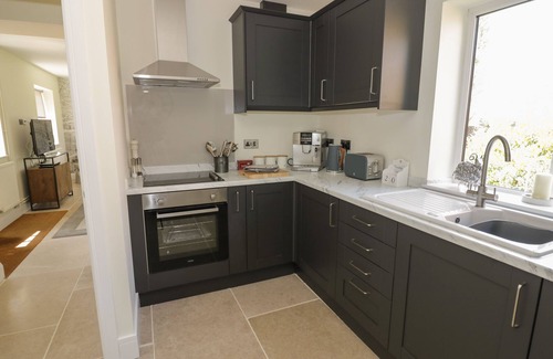 Ripple Cottage | GARDEN COTTAGE, romantic, with a garden in Upton Upon Severn