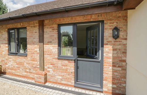 Ripple Cottage | GARDEN COTTAGE, romantic, with a garden in Upton Upon Severn
