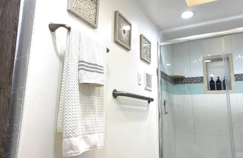 El Camino Village House | Garden Suite - 10 mins to Beach and LAX