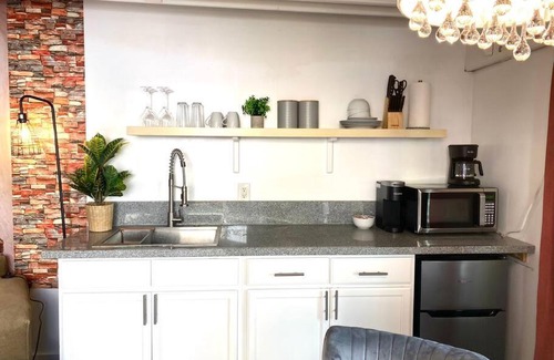 El Camino Village House | Garden Suite - 10 mins to Beach and LAX