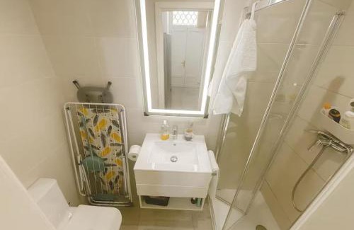 Senglea Apartment | Gardjola Apartment - Authentic Stay By the Marina, Ideal for Couples