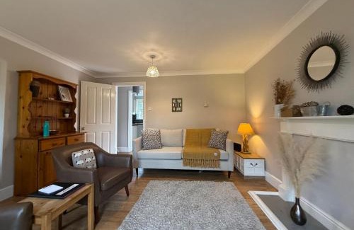 Windsor City Centre Apartment | Garfield Place Cosy 2-Bedroom Cottage Central Windsor with Parking